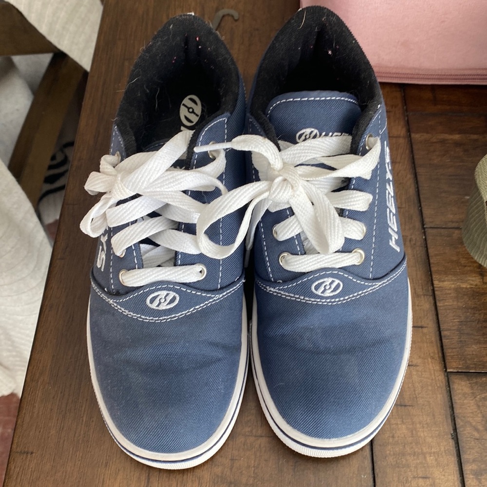 Size youth 5 HEELYS. Blue in color